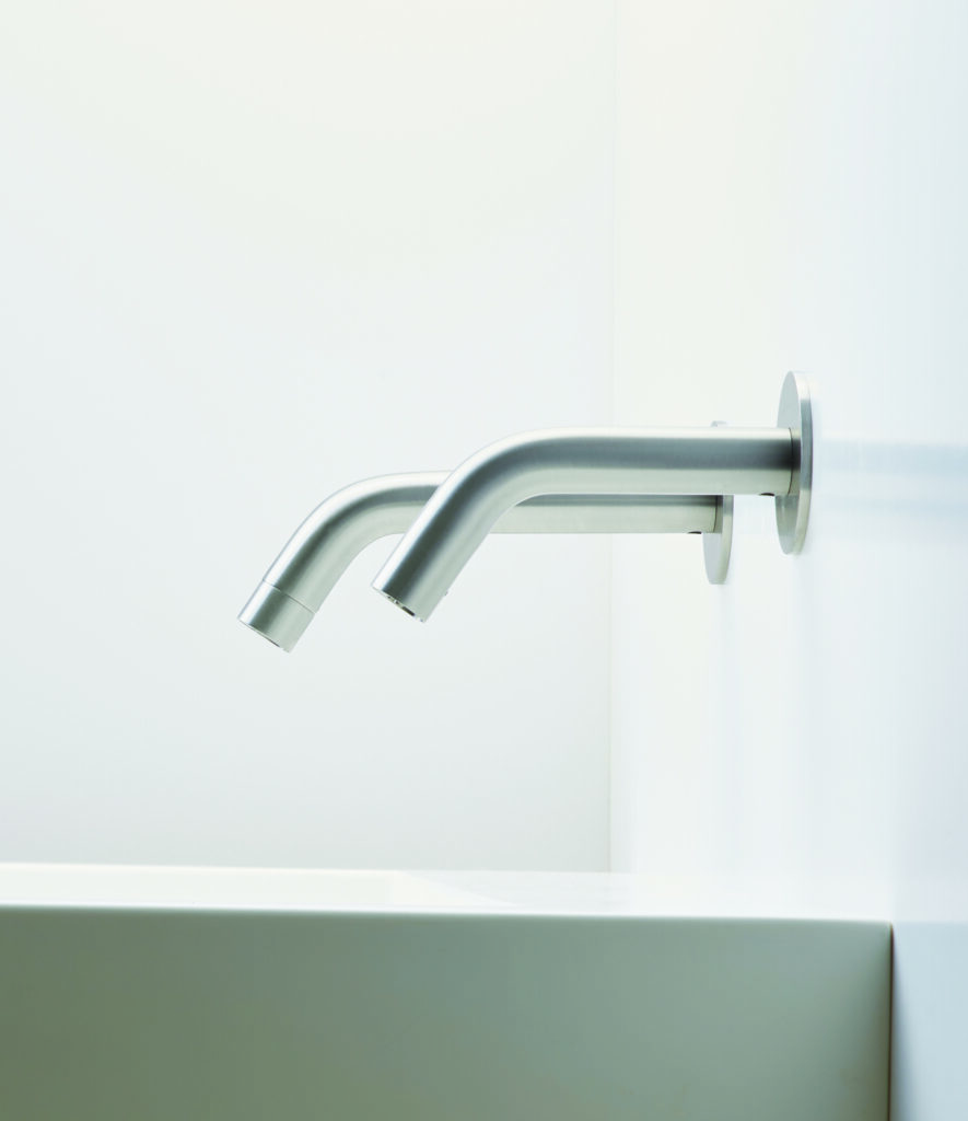 Extreme CS Stainless 32 s - AISI 316 Stainless Steel: A Reliable, Non-Corrosive Material for High-Traffic Commercial Restrooms